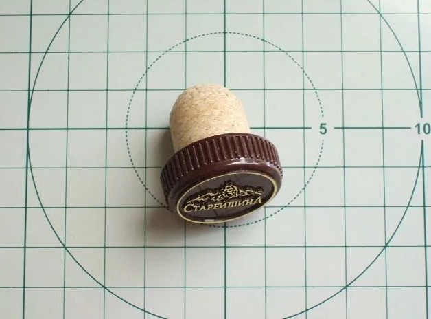 Корк с гравировкой на оригинальном коньяке Elder